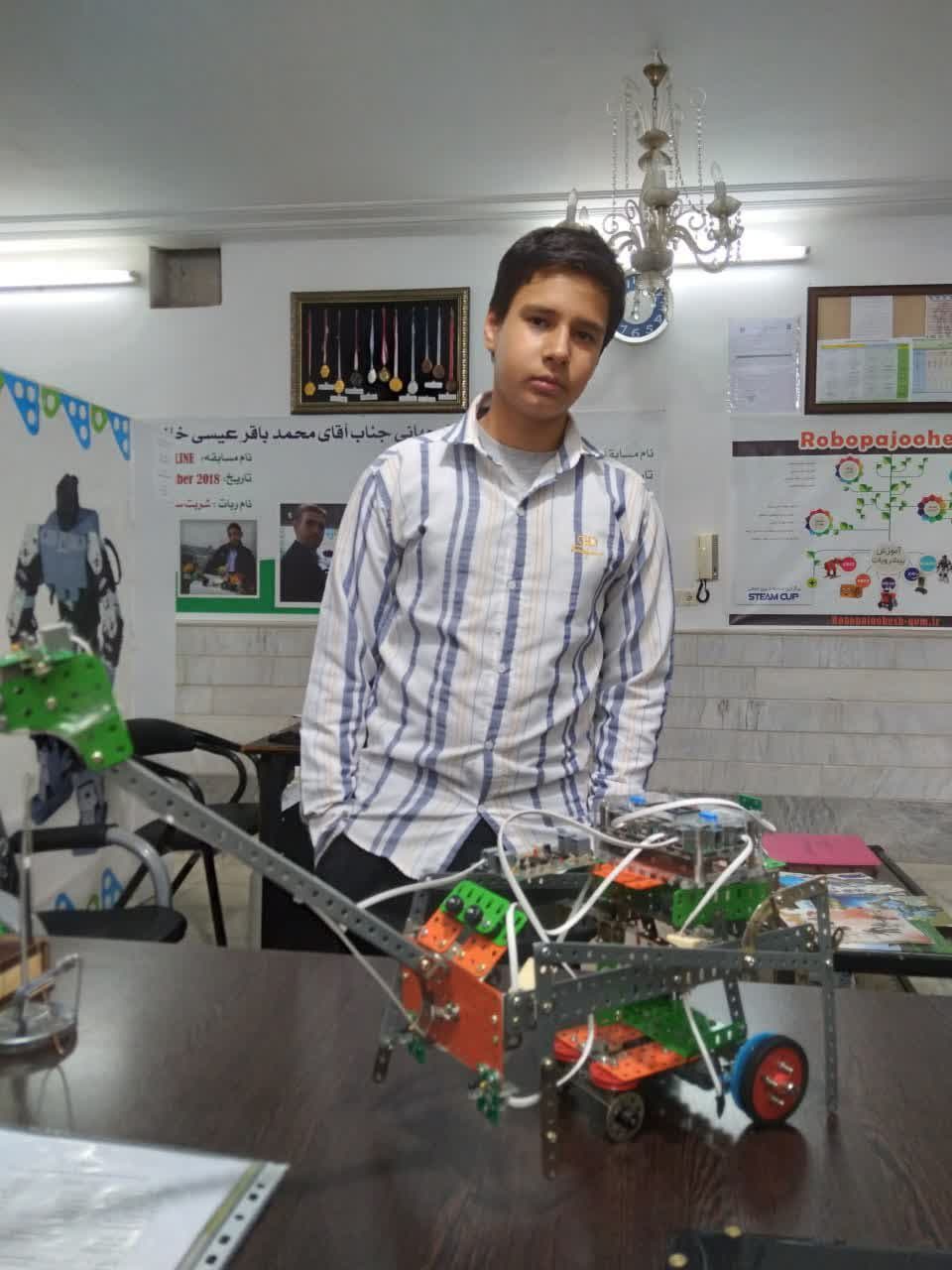 آقای رضایی نفر اول بخش مجازی با ربات زرافه هوشمند کاوشگر