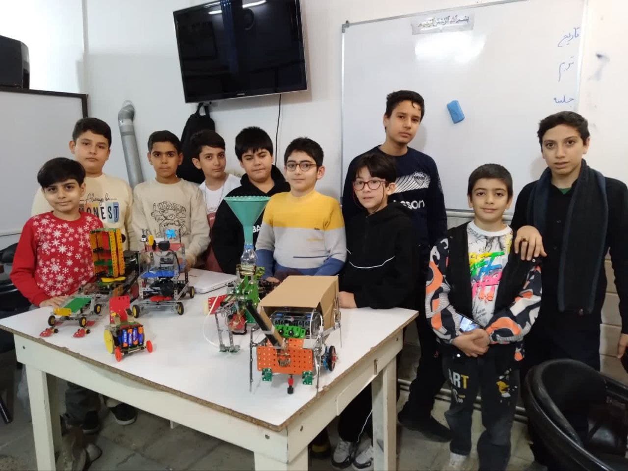 بعضی از اعضای تیمها با رباتها قبل از اعزام به مسابقه